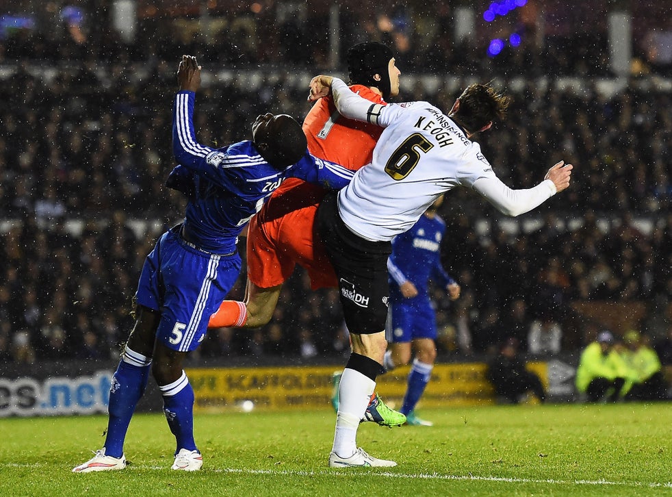 Petr Cech My Padded Helmet Saved Kurt Zouma The Independent The Independent