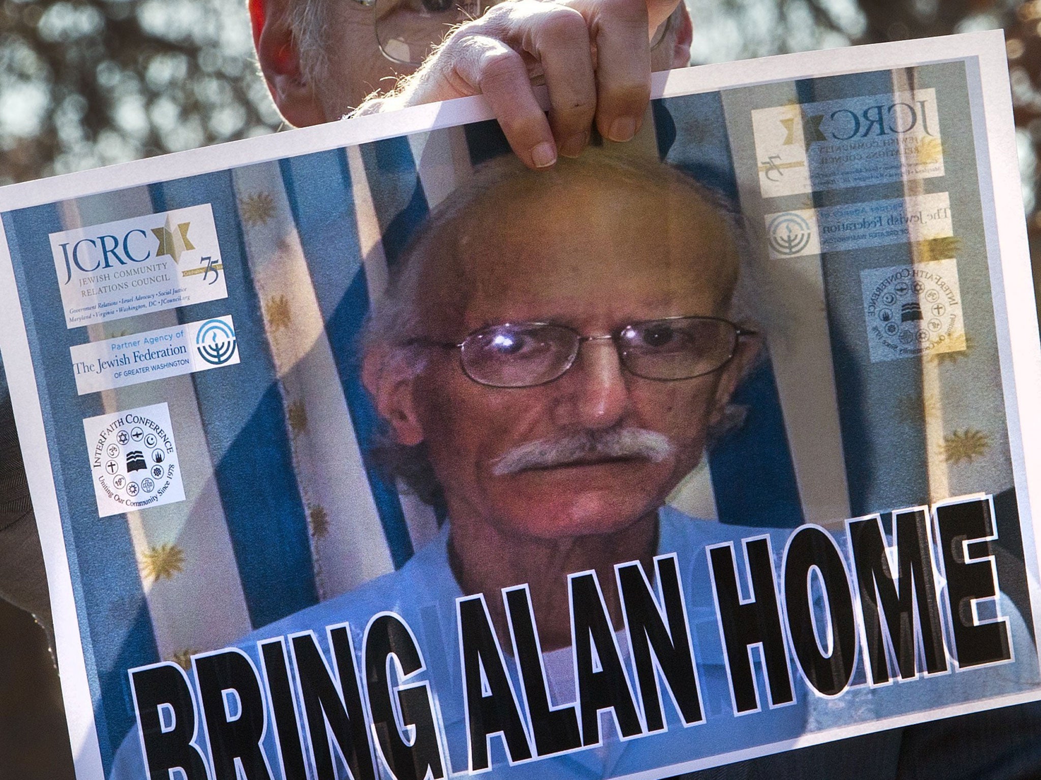 American aid worker Alan Gross has been released from Cuban prison after five years, a US official has said