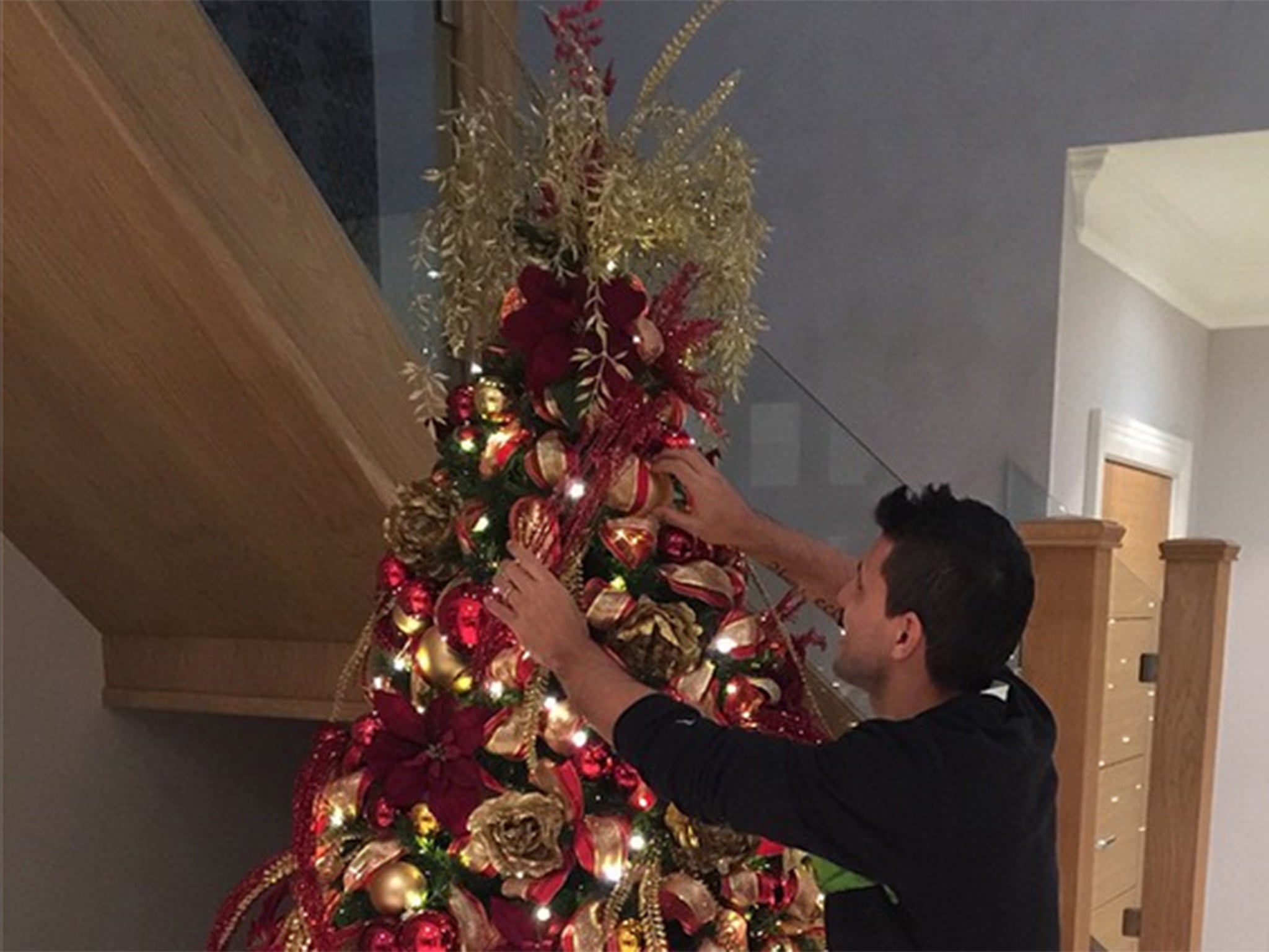 Sergio Aguero puts the finishing touches to his Christmas tree