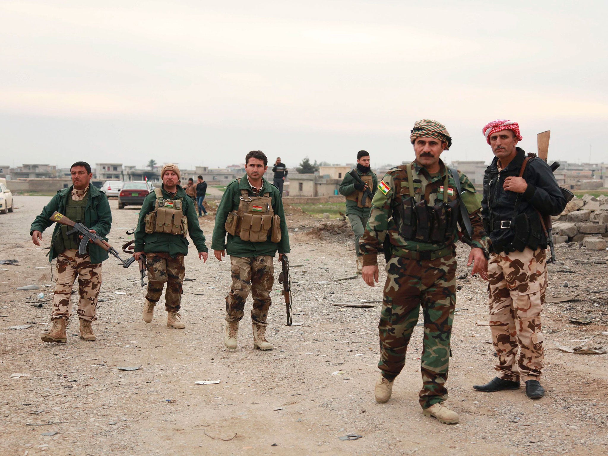 Kurdish peshmerga fighters have fought their way to Iraq's Sinjar mountain and freed hundreds of people trapped there by Islamic State fighters
