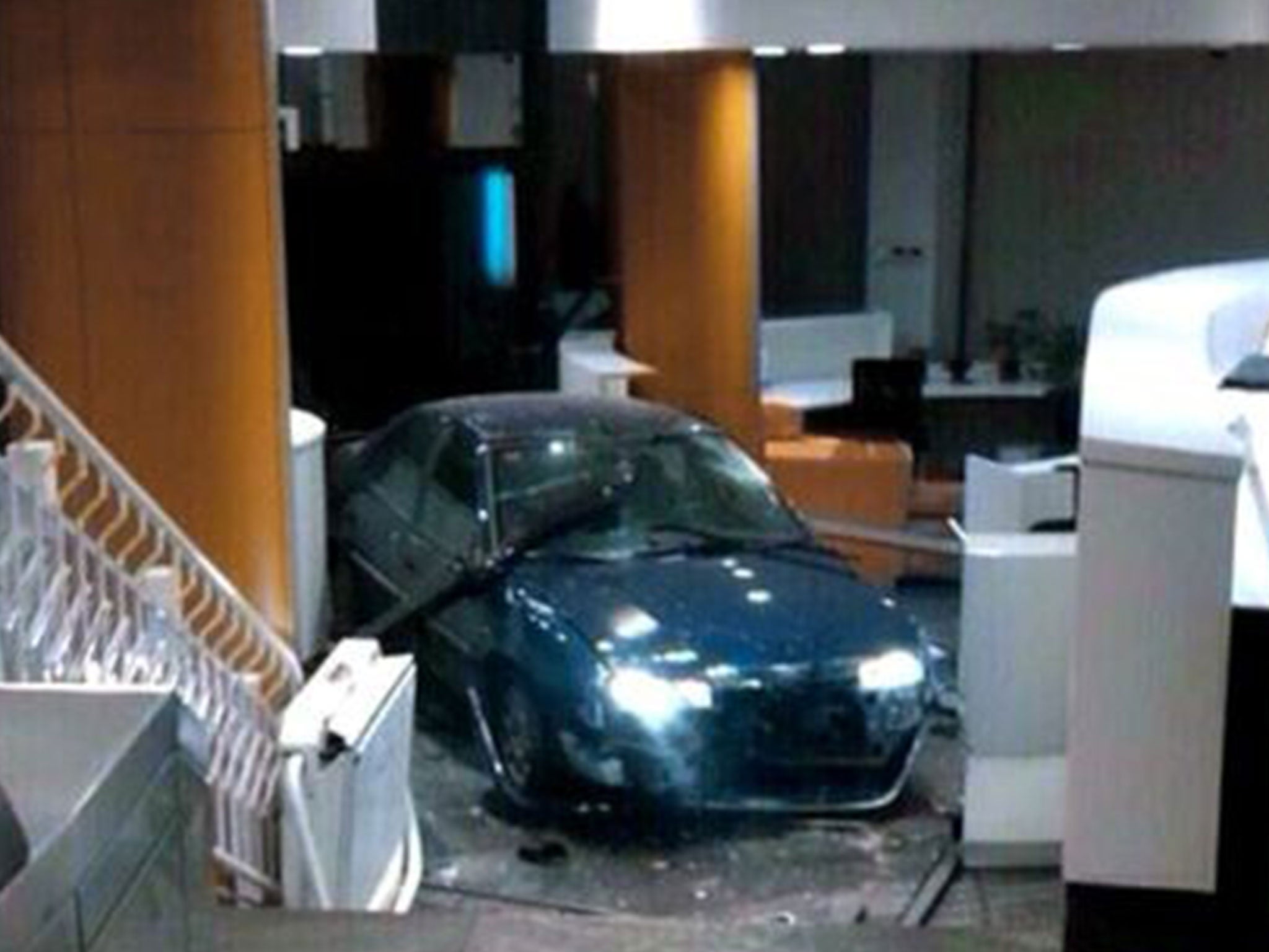 The car crashed into the headquarters of the Spanish People's Party