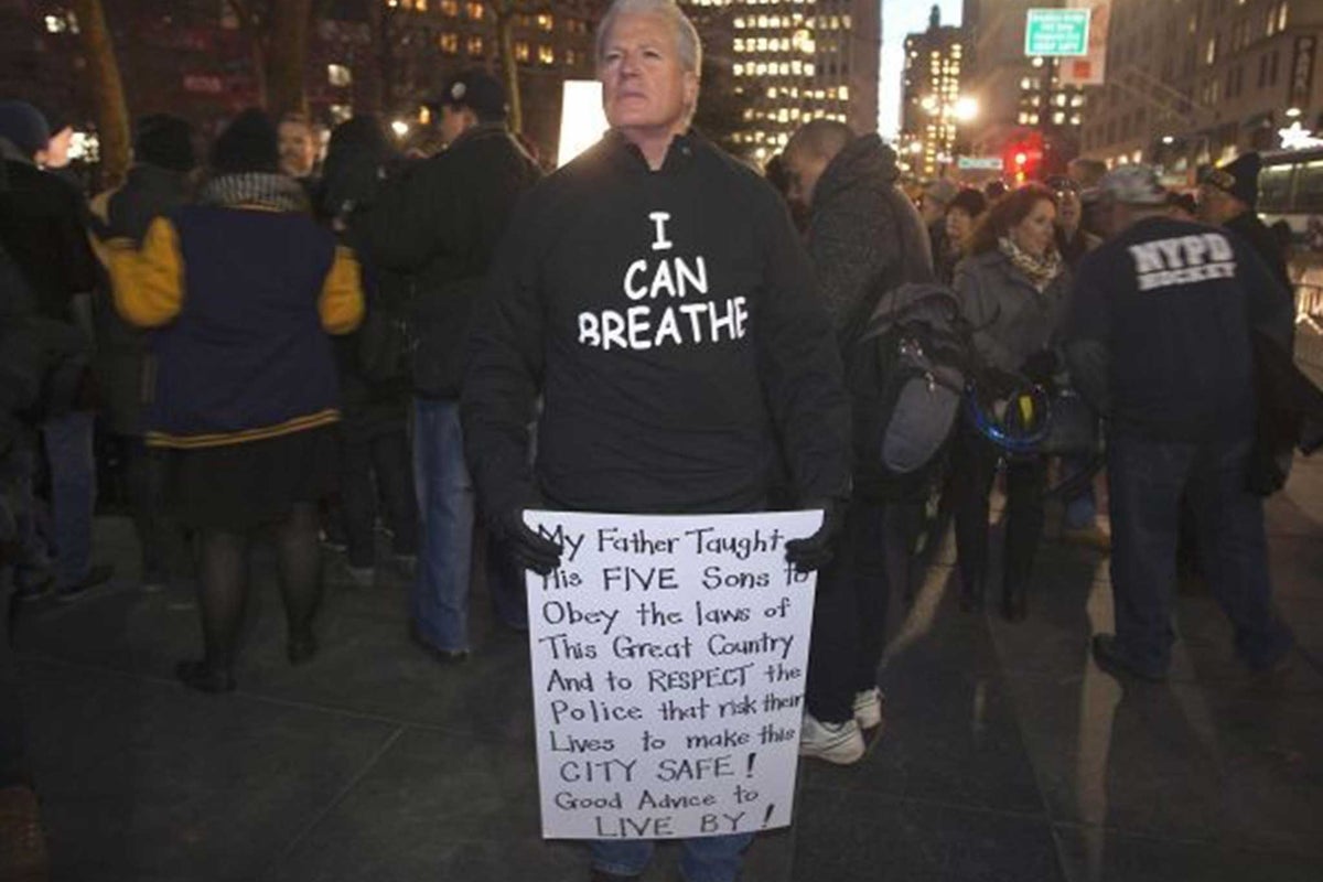 Protesters wear 'I can breathe' t-shirts at rally supporting New York ...