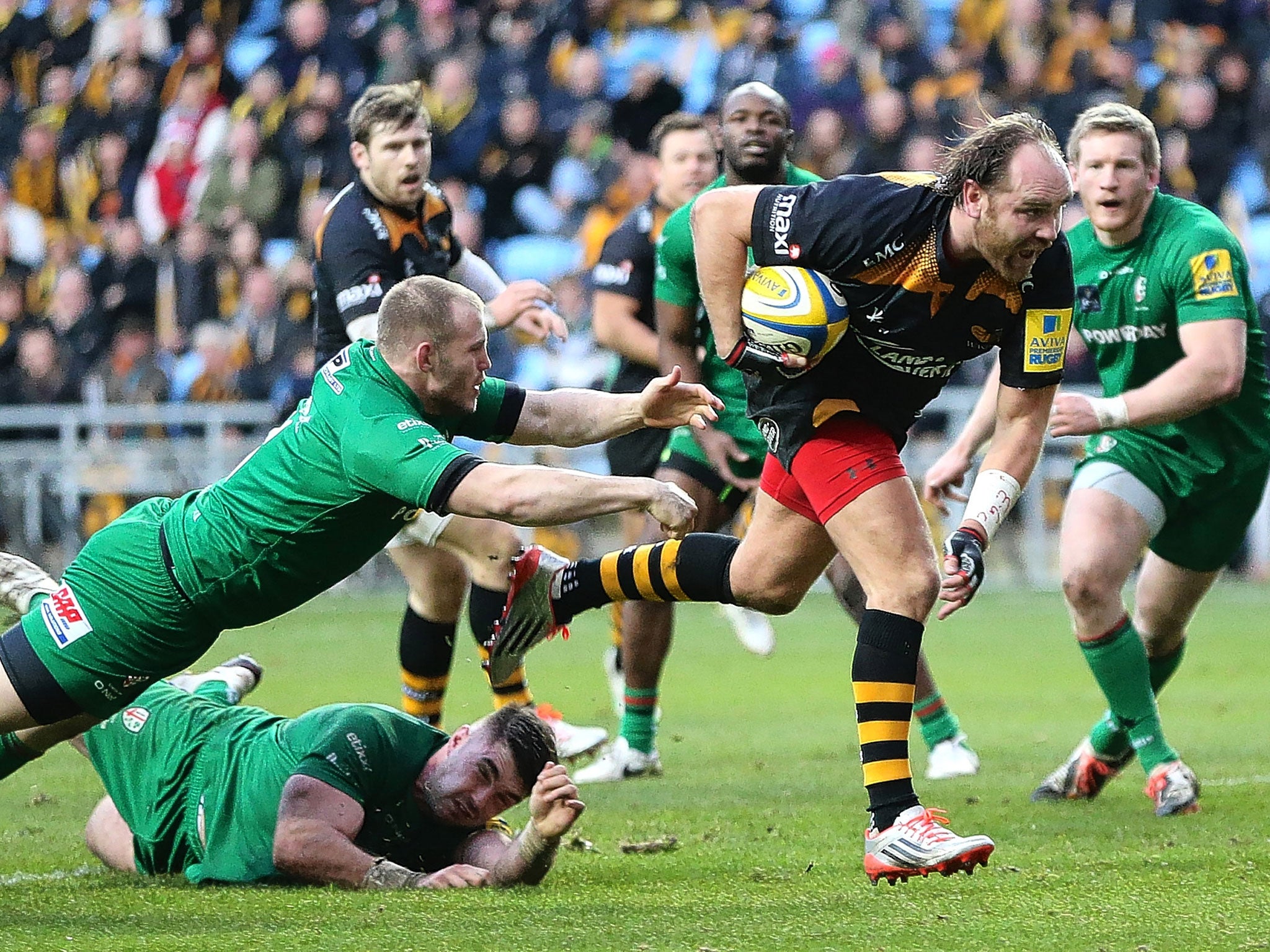 Andy Goode breaks clear to score a try