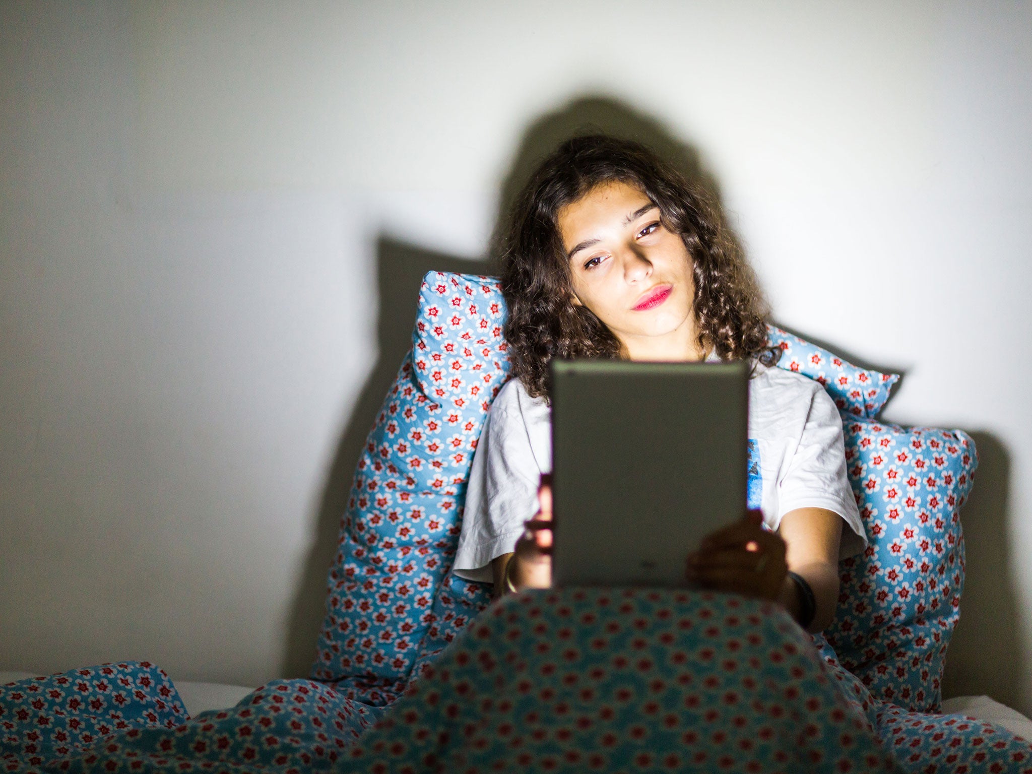 Scientists have claimed that reading books on an iPad and similar e-readers in the evening may disturb sleep patterns because of the type of light the device emits