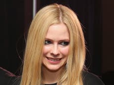 Avril Lavigne ends rehab speculation on Twitter