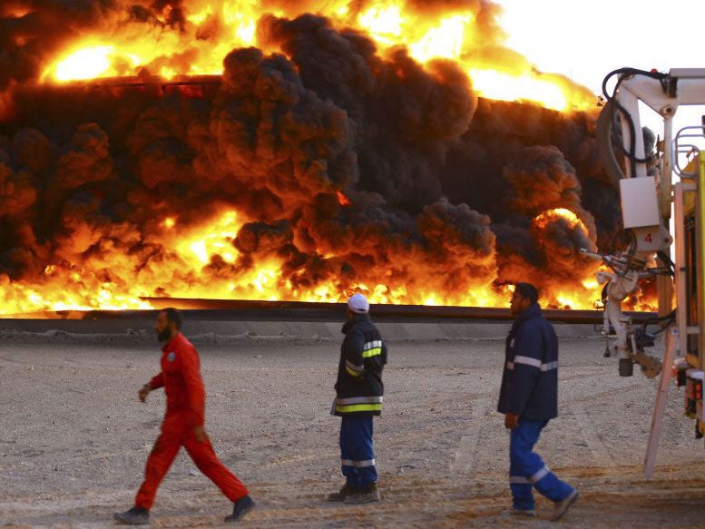 The oil tanks were set on fire by rockets launched from speedboats by a militia group on 25 December 2014