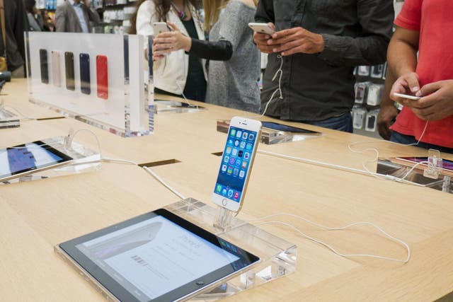 Two Californian residents have filed a lawsuit against Apple for misleading them over iOS 8 (Image: Rex)