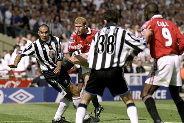 Paul Scholes scores in the 1999 FA Cup final against Newcastle