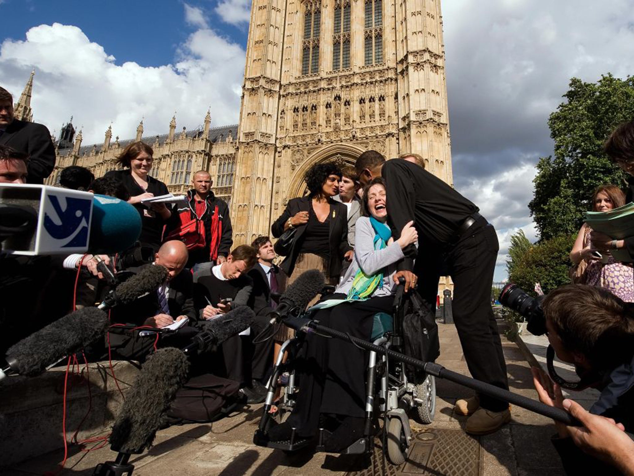 Debbie Purdy, who suffered from multiple sclerosis, with her husband, Oscar Puente, at the House of Lords in 2009