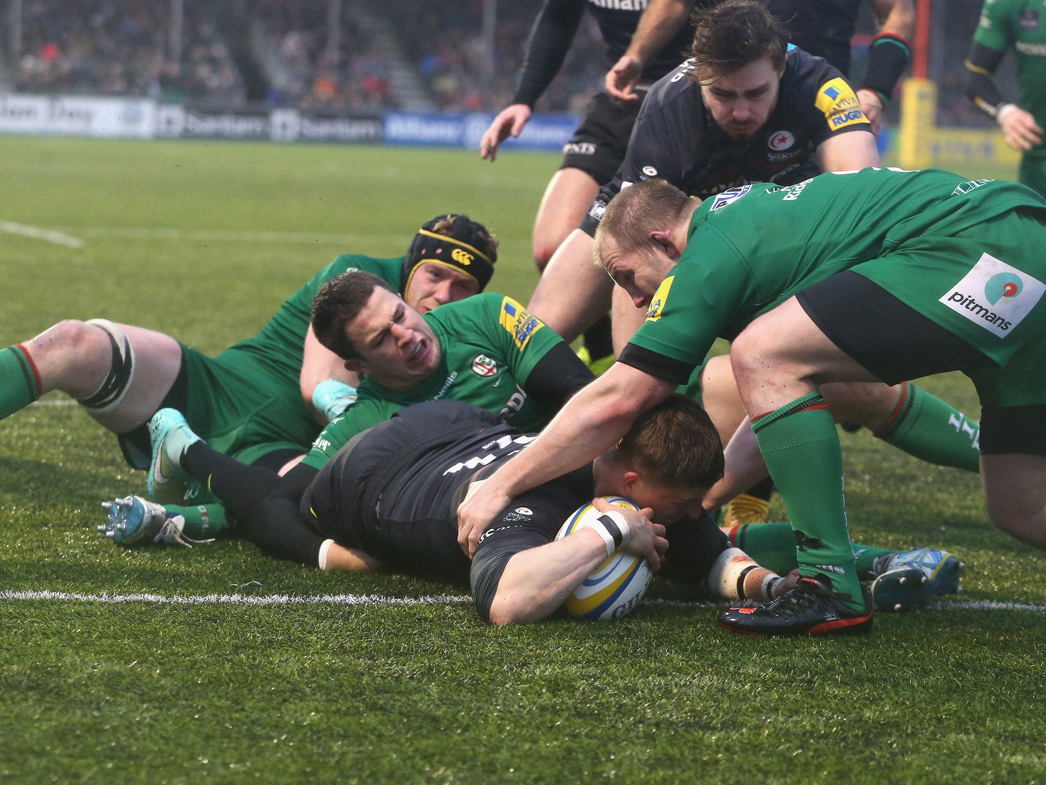 David Strettle bundles his way over for his first try