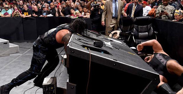 Reigns 'turns the tables' on Big Show to flip the announcers' table onto him