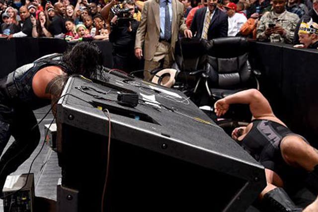 Reigns 'turns the tables' on Big Show to flip the announcers' table onto him