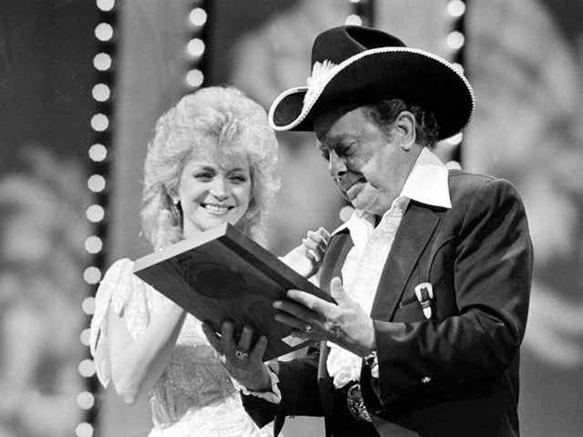 Barbara Mandrell presents Dickens with a plaque marking his induction into the Country Music Hall of Fame in 1983
