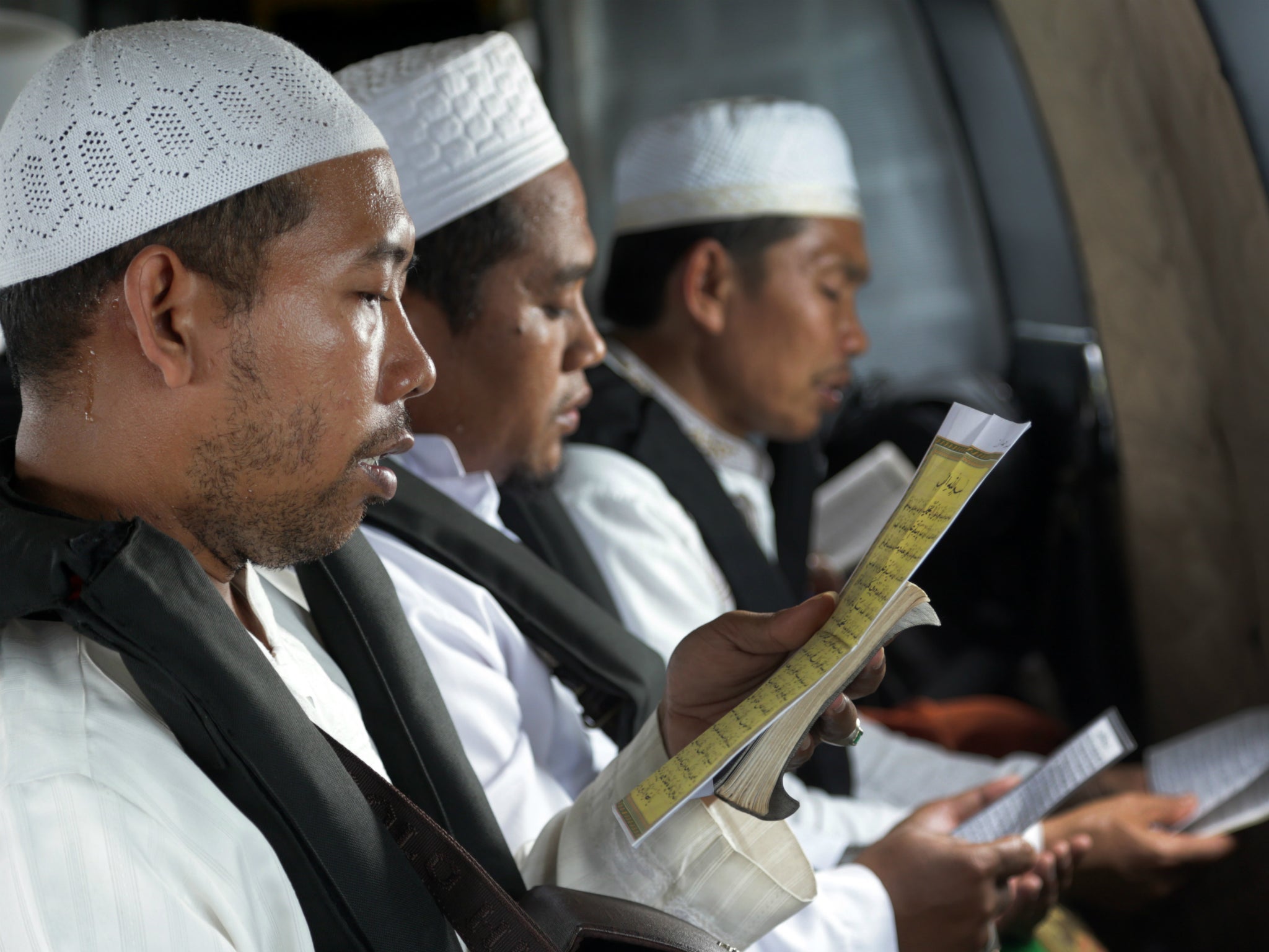 Muslim clerics say prayers and scatter rice over the AirAsia crash site