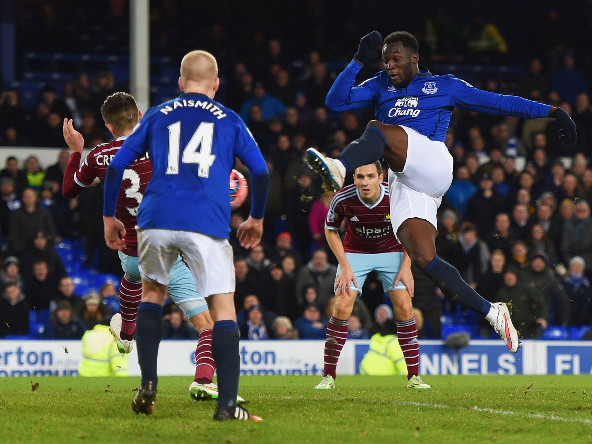 Romelu Lukaku equalises for Everton in injury time