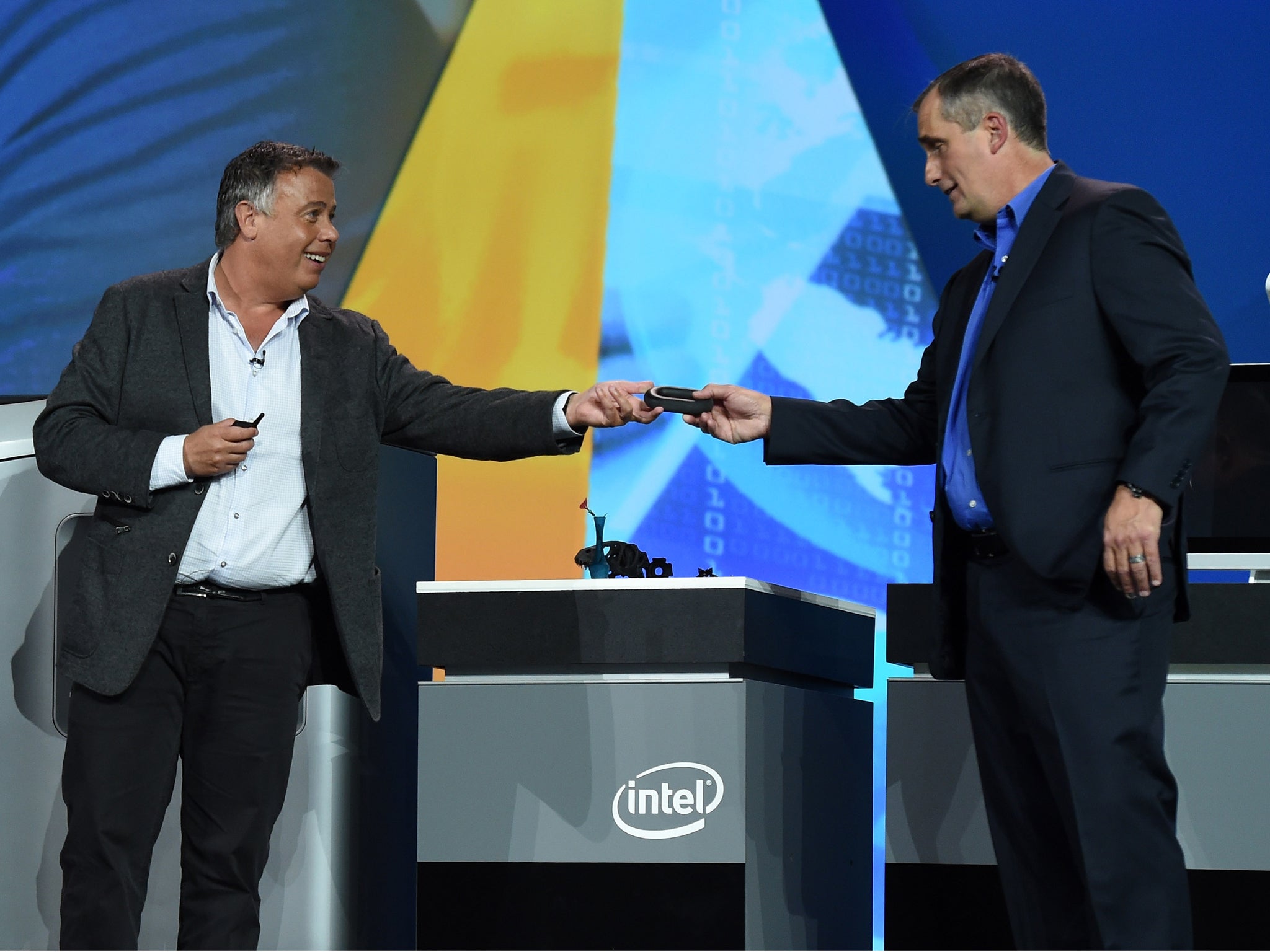 Hewlett-Packard Co. Executive Vice President of Printing &amp; Personal Systems Dion Weisler (L) shows a link made by a Hewlett-Packard 3D printer to Intel CEO Brian Krzanich during his keynote address