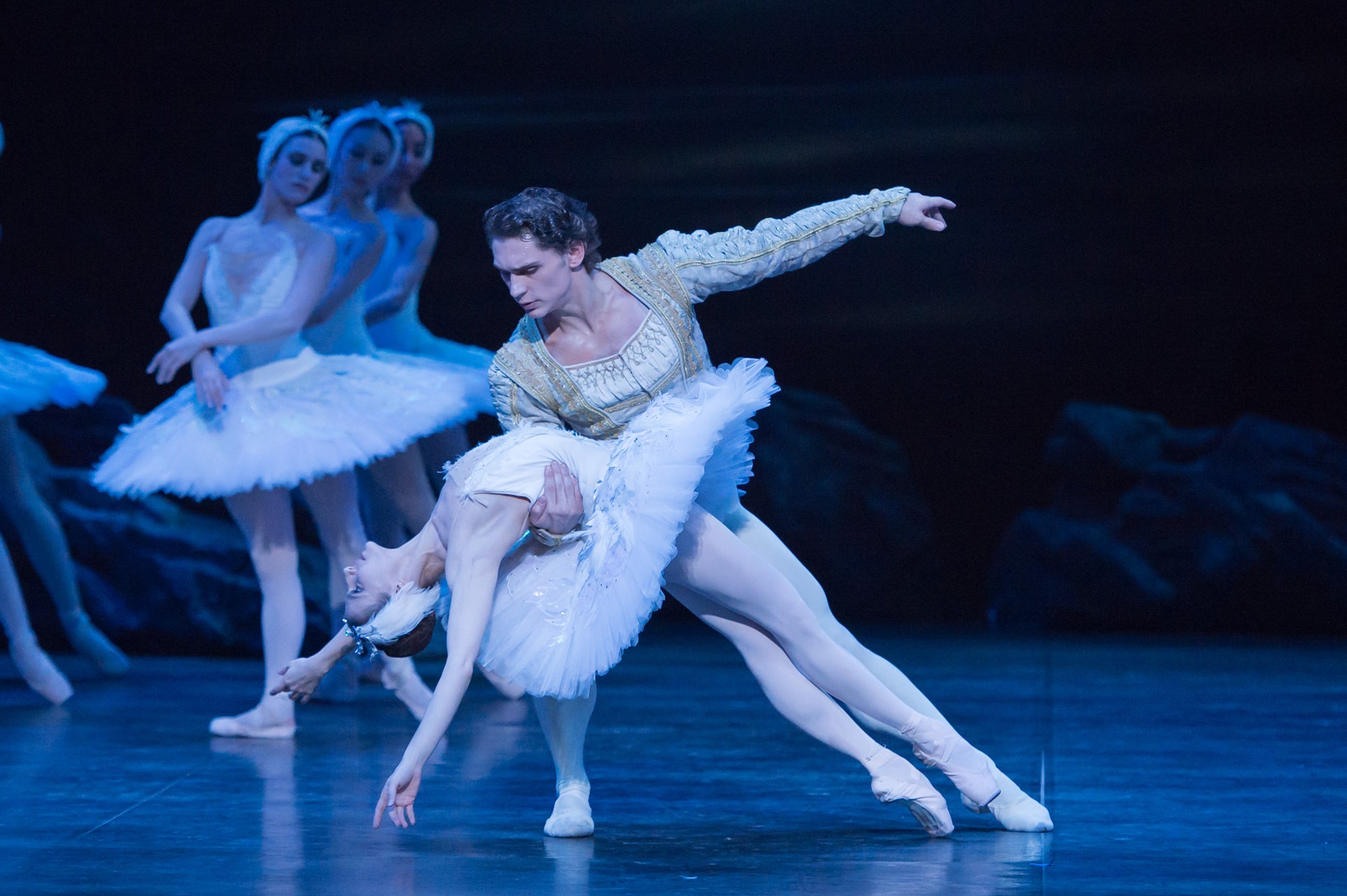 Ivan Vasiliev and Alina Cojocaru in Swan Lake