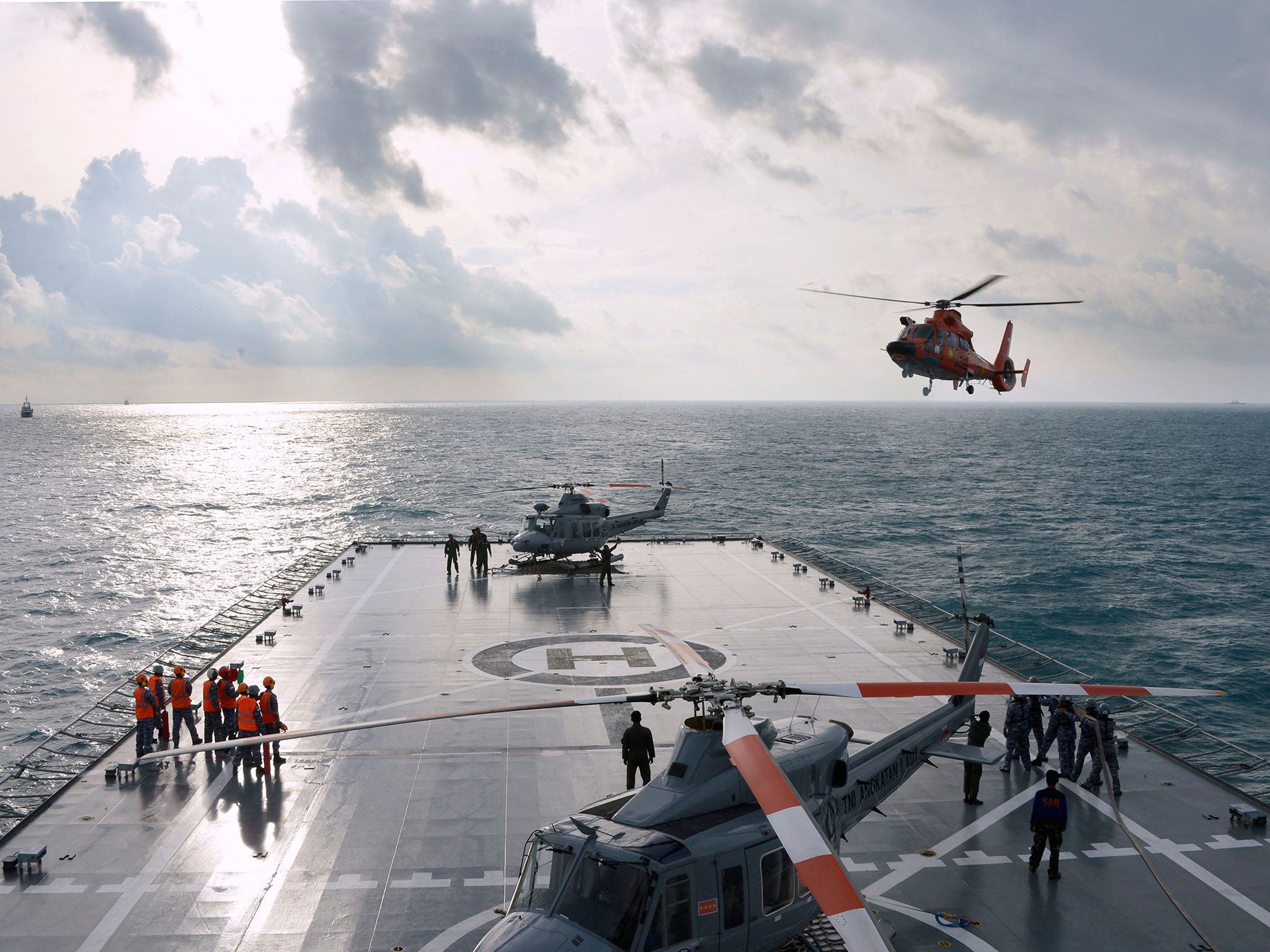Indonesia search and rescue teams hunting for the wreck of an AirAsia passenger jet have detected pings