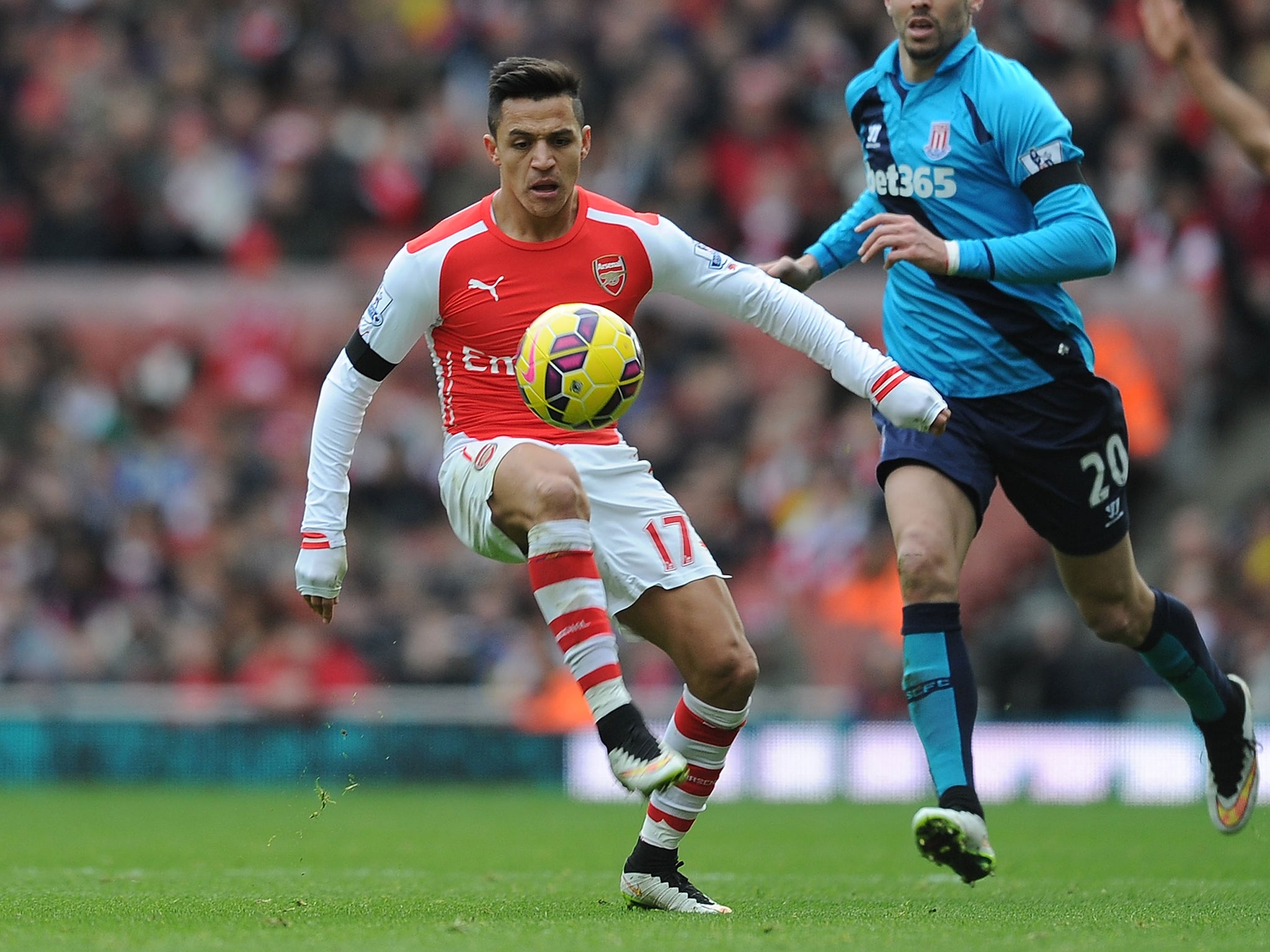 Alexis Sanchez in action for Arsenal against Stoke