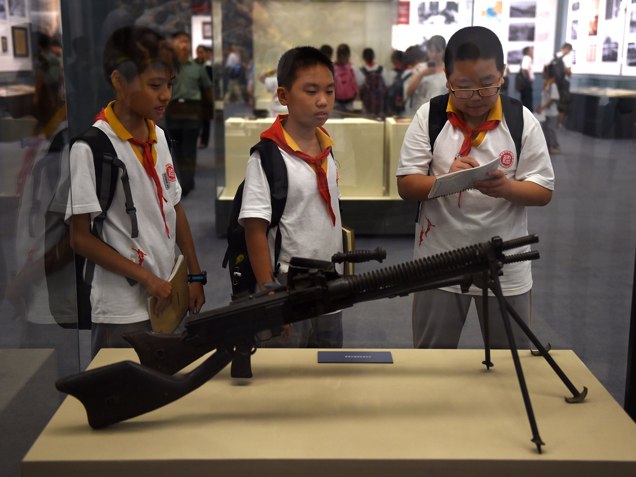 Children in China look at weapons used by the Japanese in the Second World War