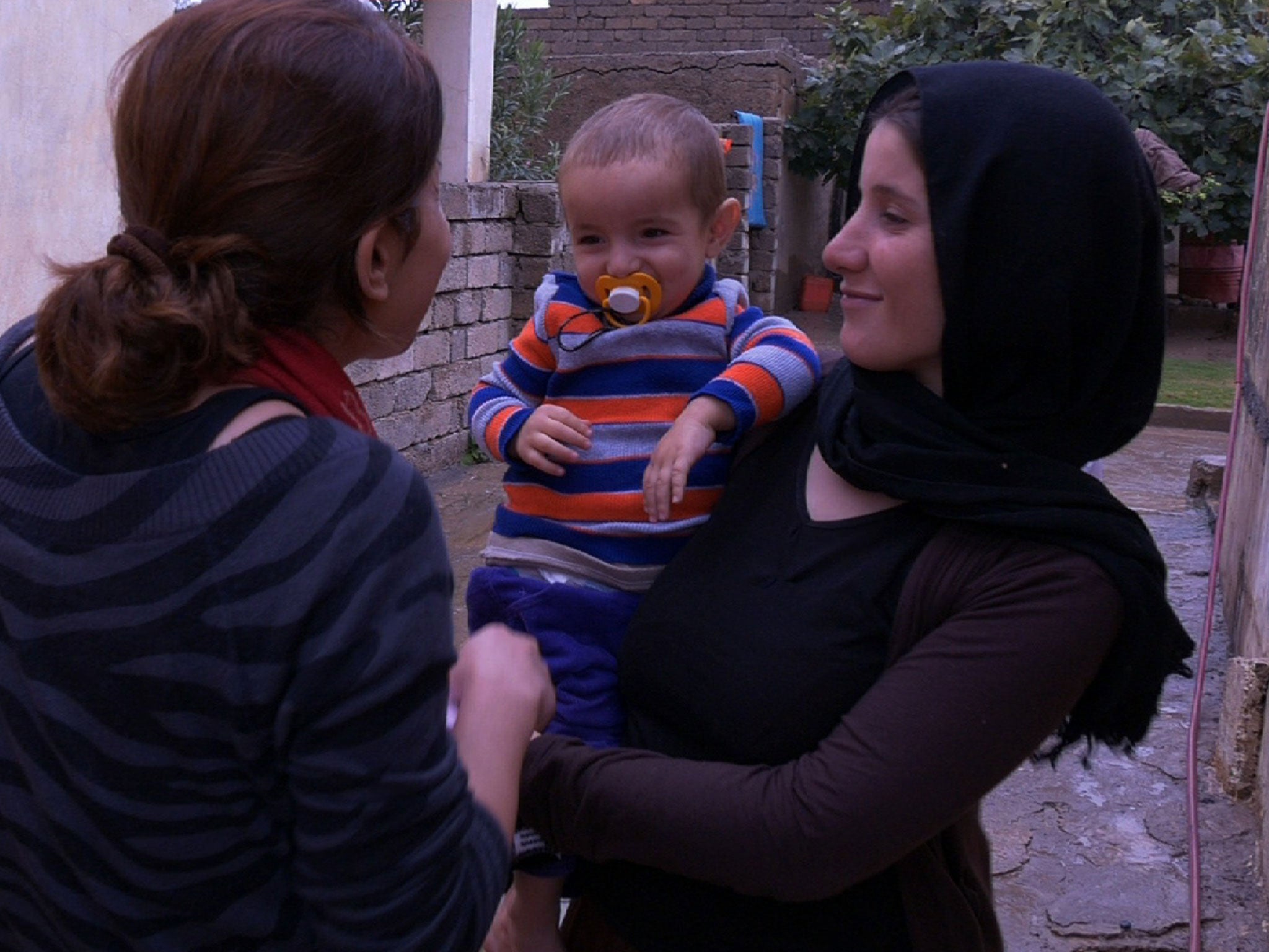 Hamshe with her child (BBC Arabic)