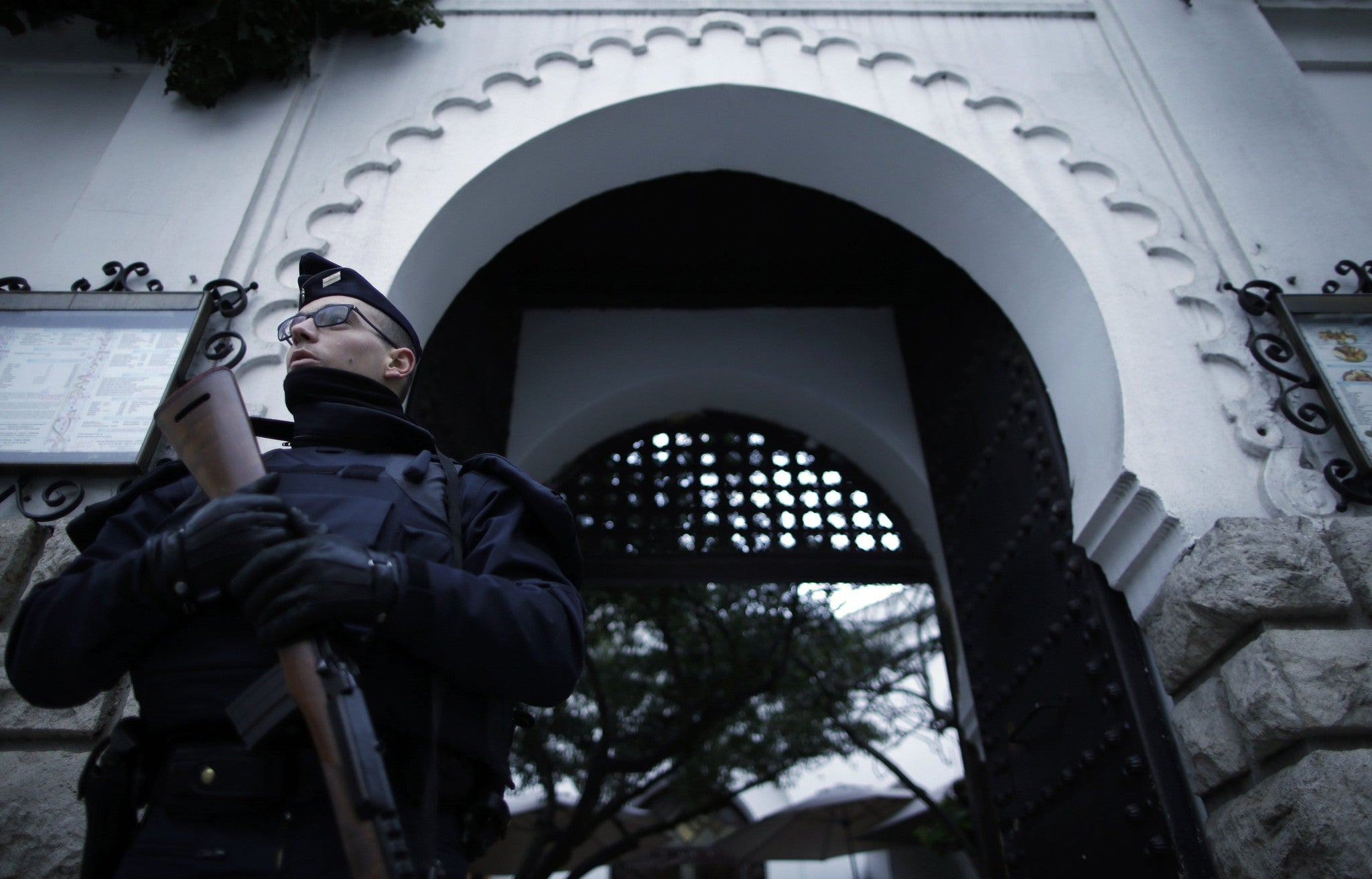 A French police officer stands in front of the entrance of the Paris Grand Mosque as part of the highest level of 'Vigipirate' security plan after last week's Islamic militants attacks January 14, 2015
