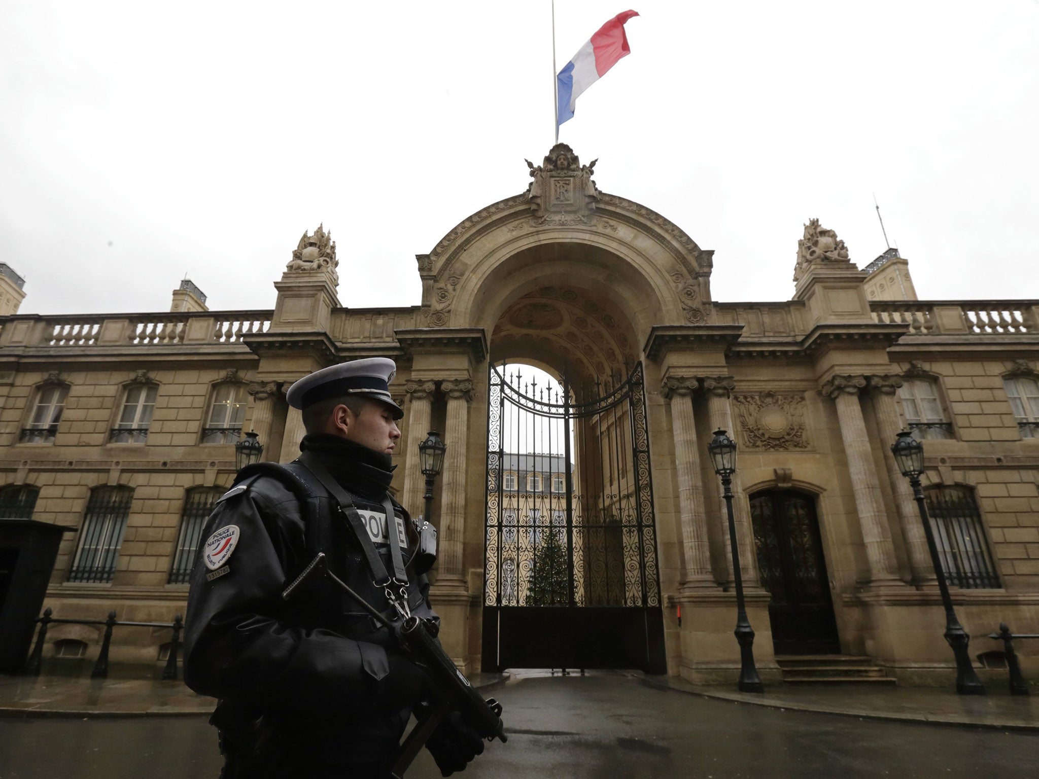 A police officer in front of the Elysee Palace