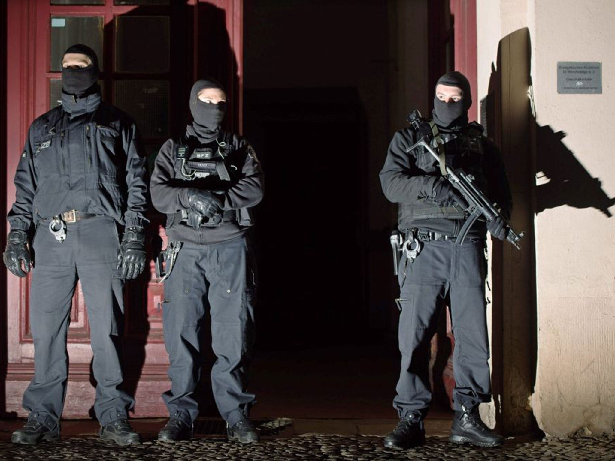 Members of a special German anti-terror police outside an apartment block in Perleberger Strasse, Berlin, 16 January 2015.