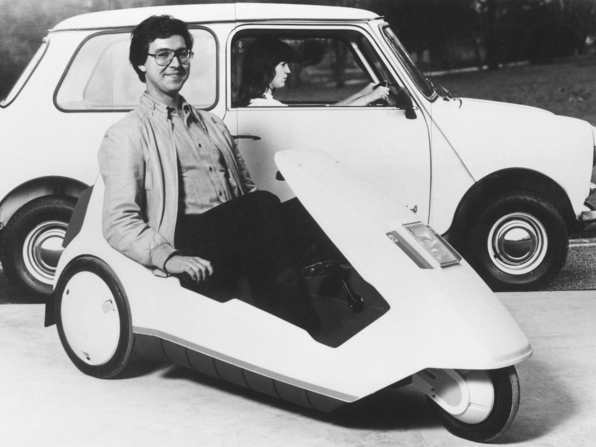 A driver demonstrates the Sinclair C5, a miniature electric car powered by a battery