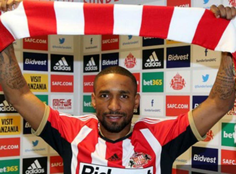 Jermain Defoe poses in his new Sunderland shirt today