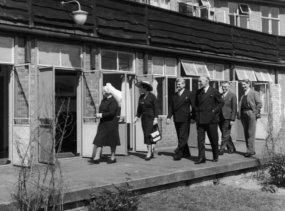 Aneurin Bevan (third from left), the driving force behind the NHS, visits Papworth Village
Hospital in 1948