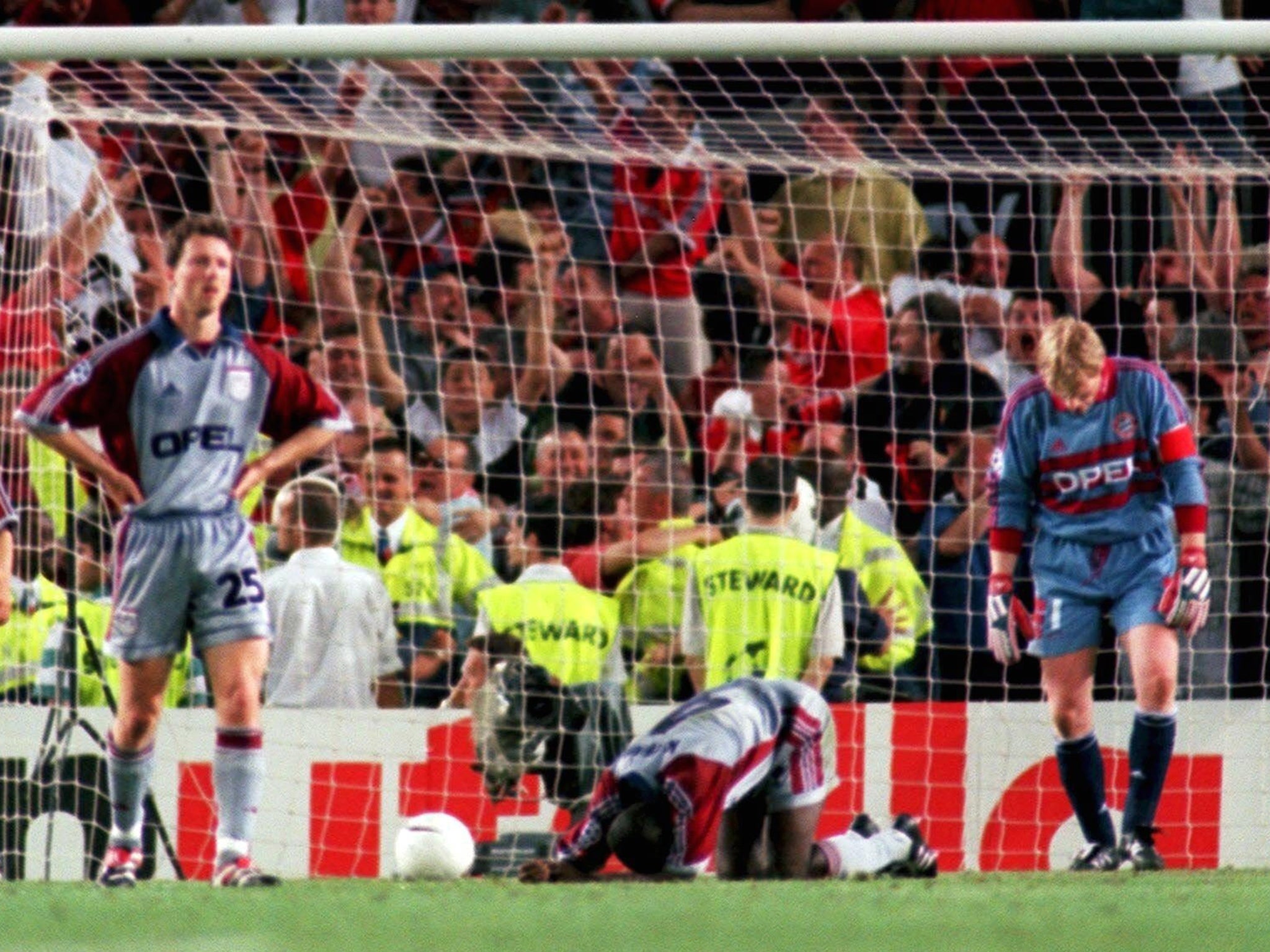 Oliver Kahn in action against Manchester United in the 1999 Champions League final