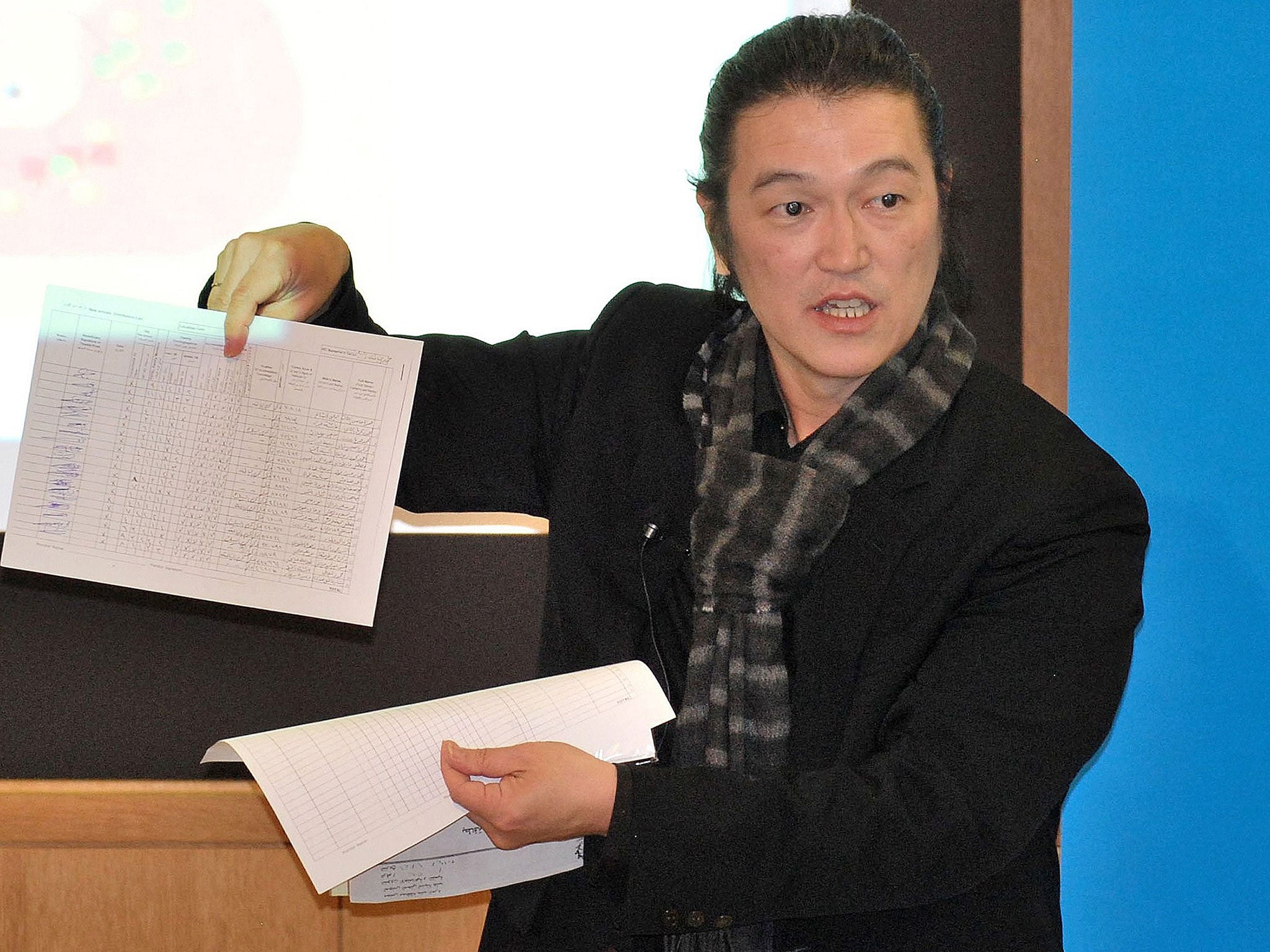 Japanese journalist Kenji Goto speaking about the Middle East at a public event in Tokyo