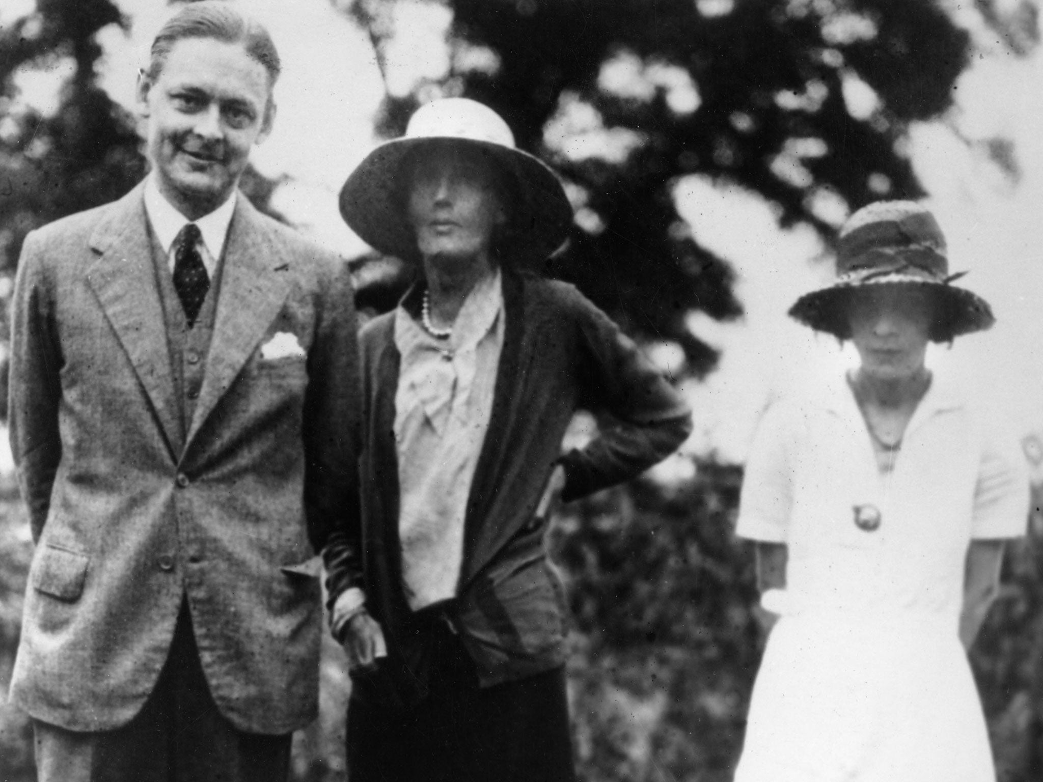 Superbly written: TS Eliot with Virginia Woolf (middle) and his wife Vivienne (right) in 1932