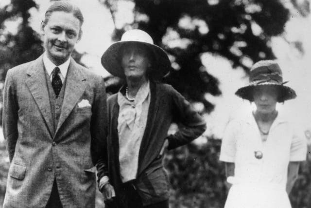 Superbly written: TS Eliot with Virginia Woolf (middle) and his wife Vivienne (right) in 1932
