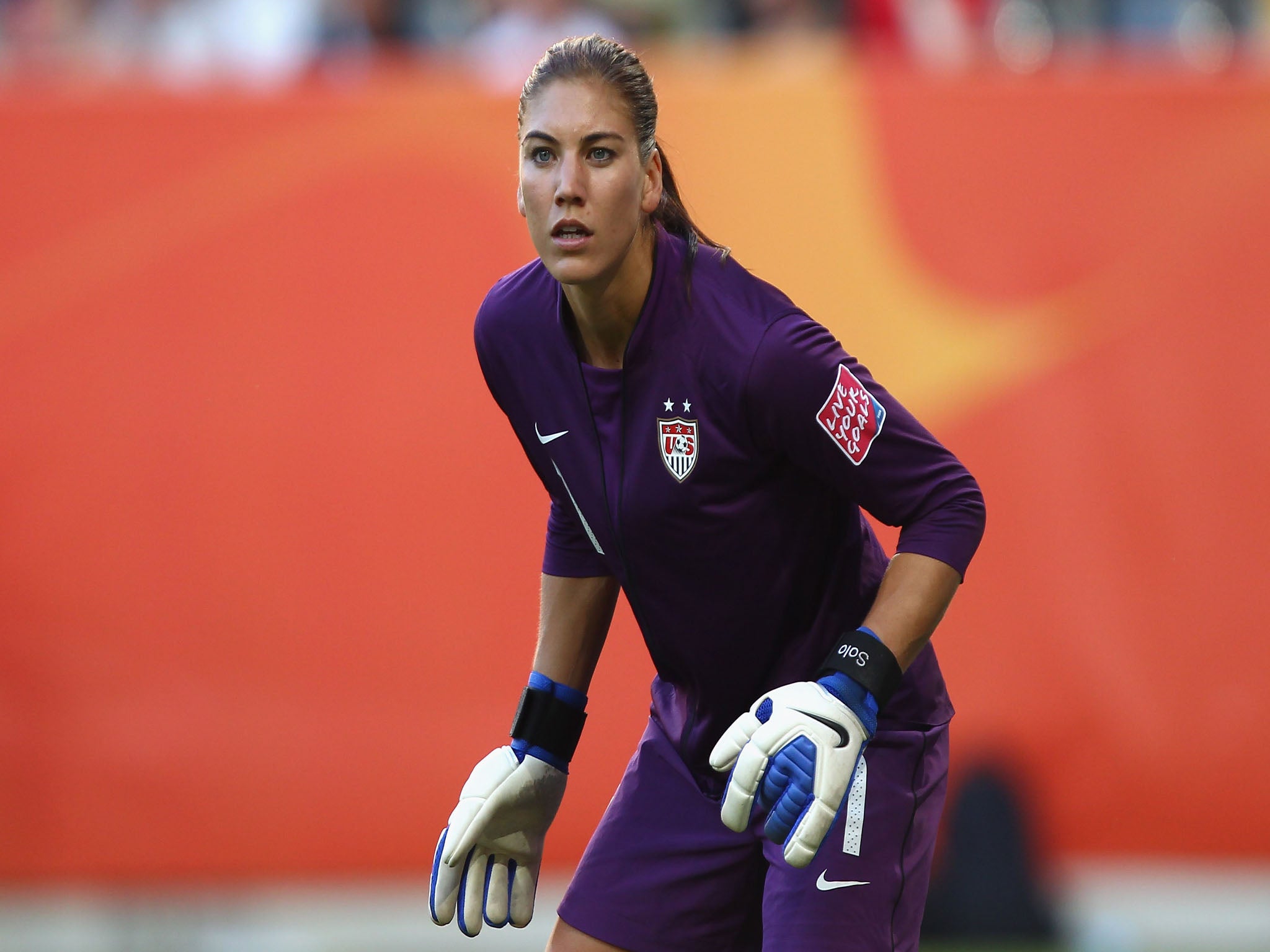 US Soccer goalkeeper Hope Solo has been suspended from the team for 30 days after an incident with California police.