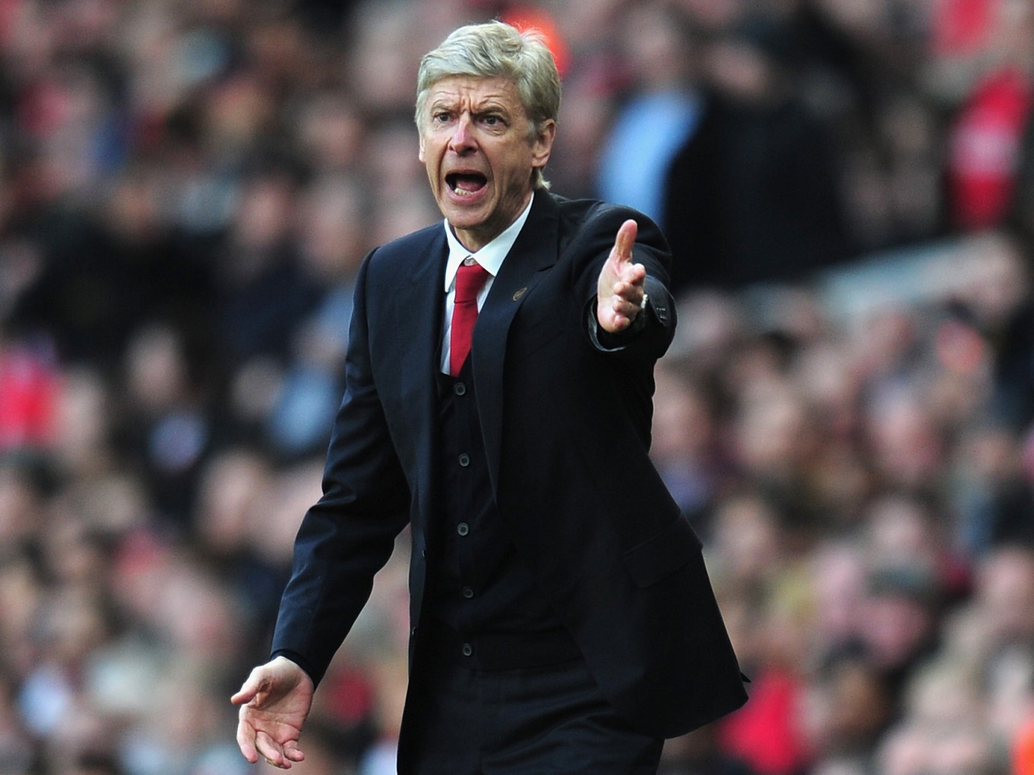 Arsenal manager reacts on the touchline
