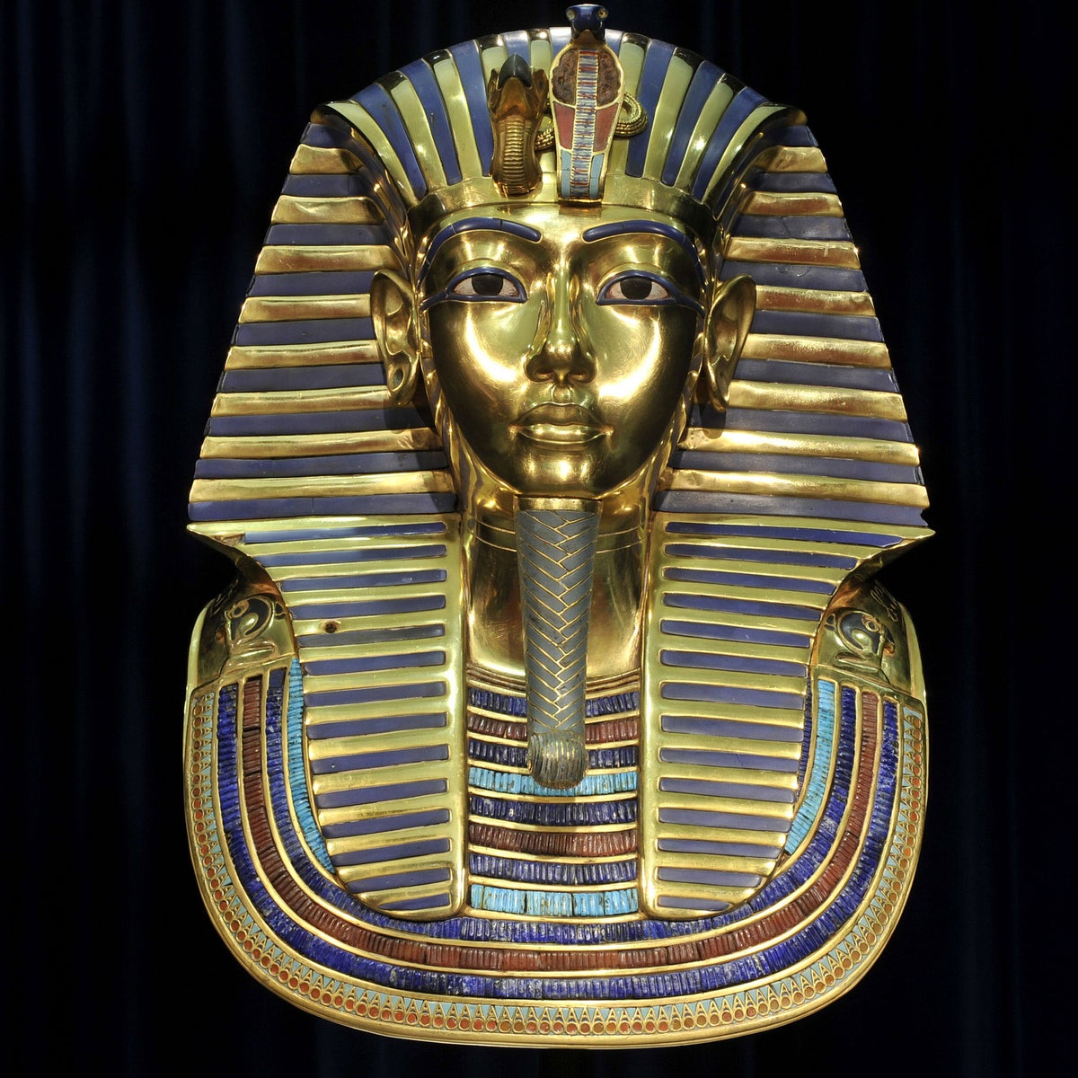Алебастровая ваза маска фараона. Маска Тутанхамона. Золотая маска Антония Египет. Гробница Тутанхамона. Маска фараона.