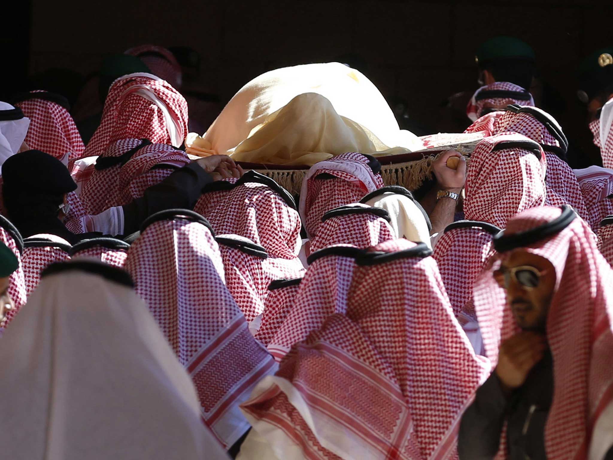 Mourners carry the body of the former king of the Kingdom of Saudi Arabia