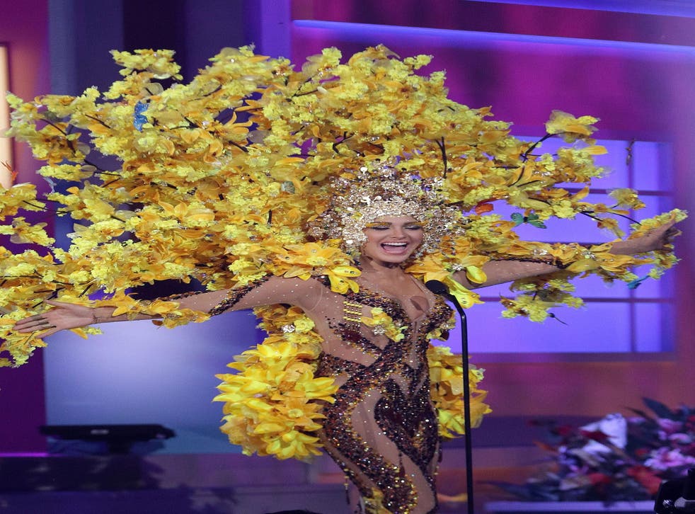 Miss Universe 2015 A beefeater, a yellow tree and an entire hockey