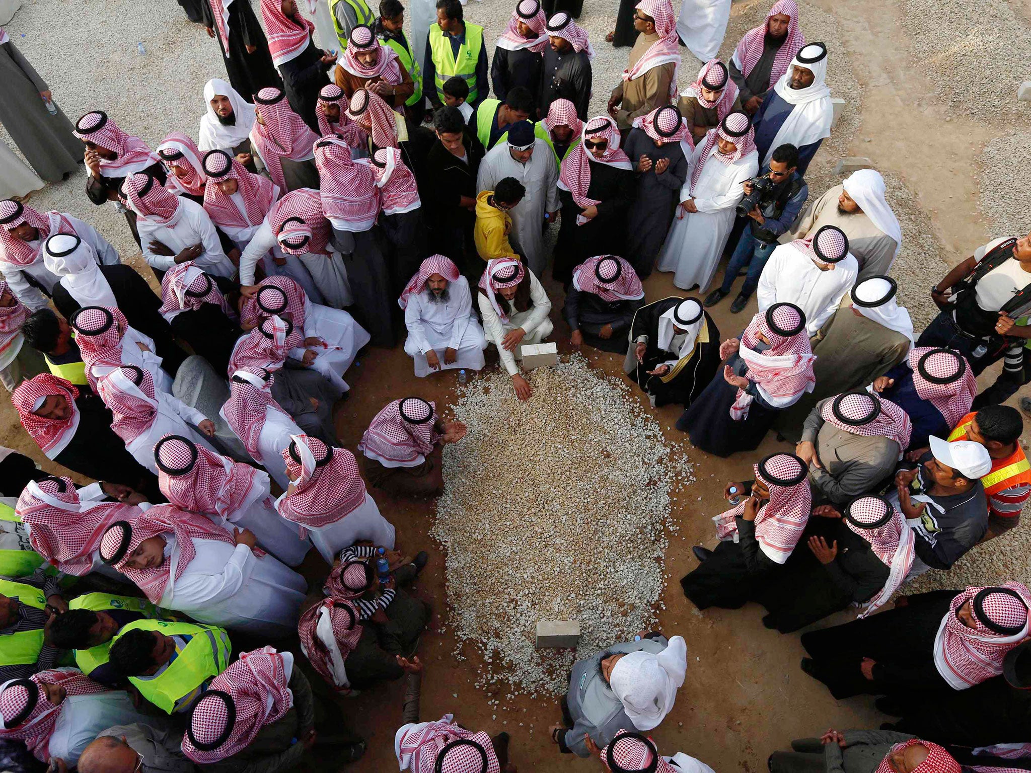 Mourners gather at the funeral of King Abdullah bin Abdulaziz