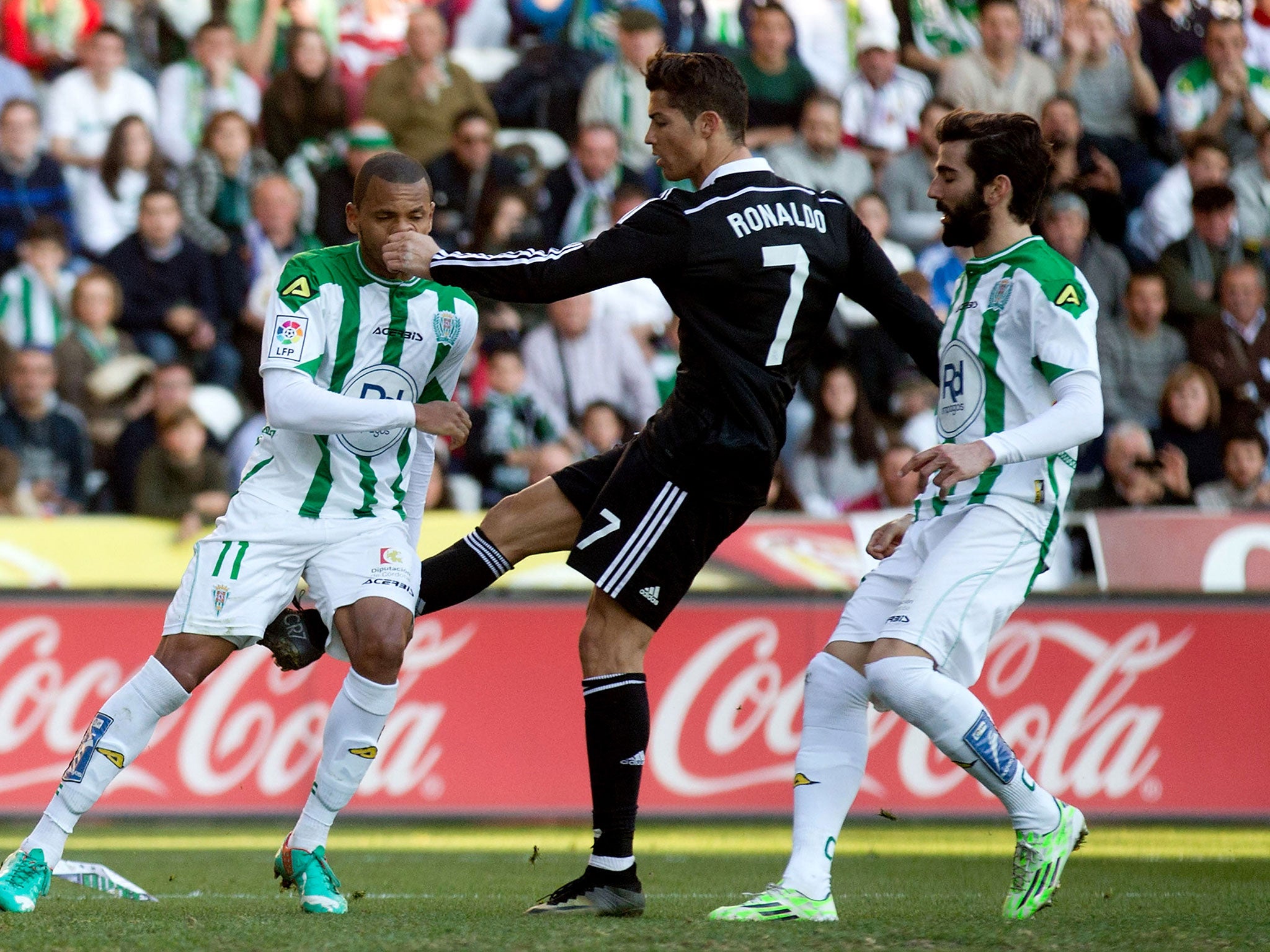 Cristiano Ronaldo kicks and strikes Cordoba defender Edimar