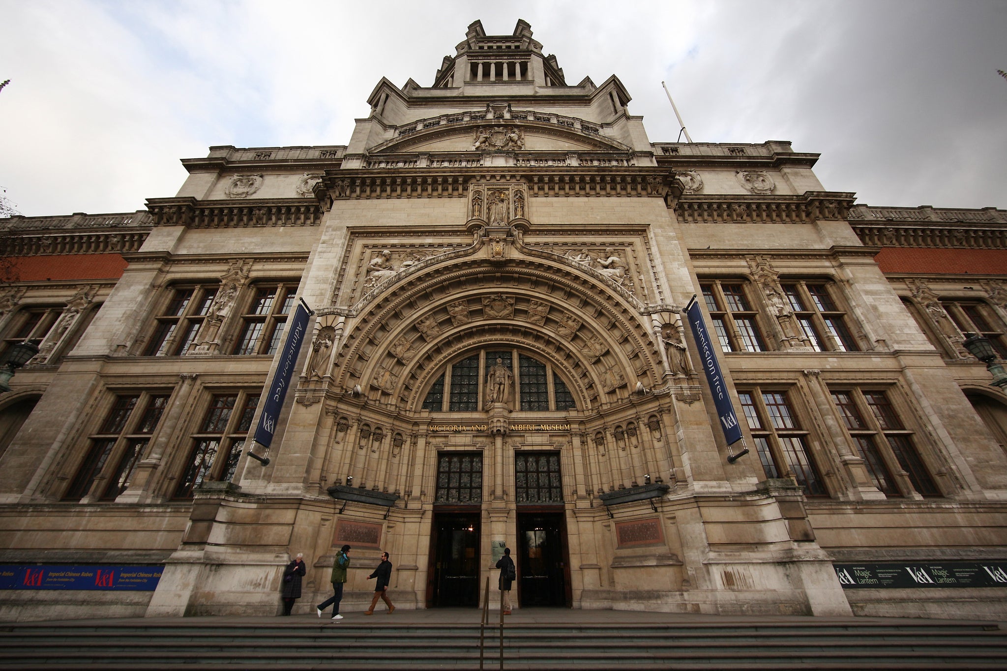 V a museum. Victoria and Albert Museum London. Музей Виктории и Альберта снаружи. The Victoria and Albert Museum фото. Виктория и Альберт Лондон.