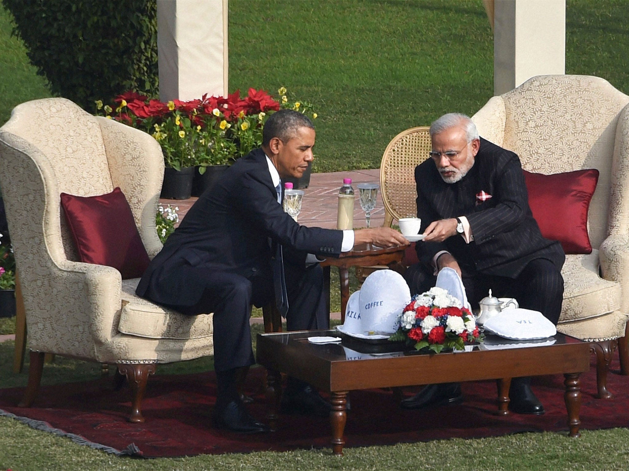 Barack Obama and Narendra Modi having tea at Hyderabad House, Delhi