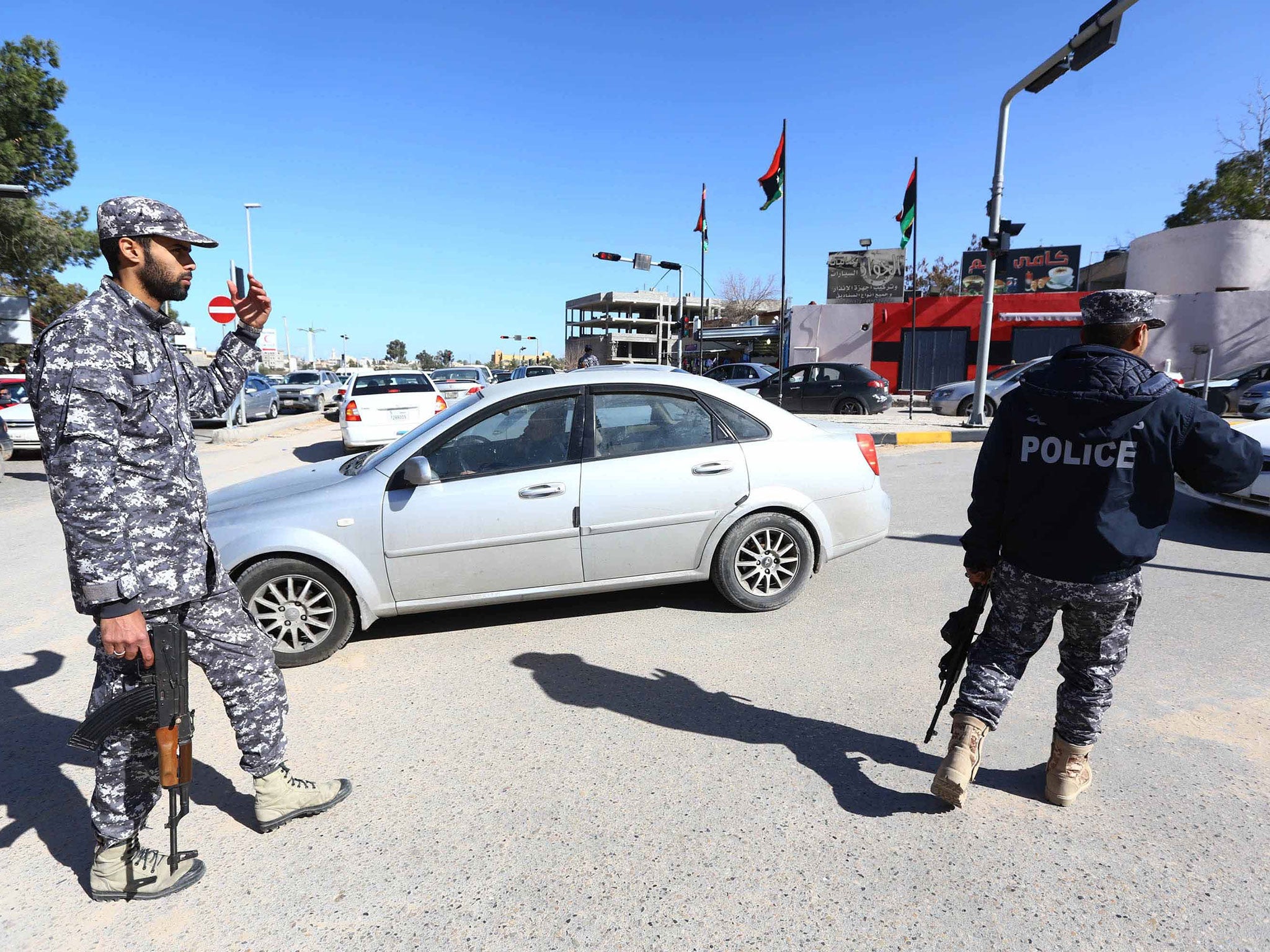 Libyan police officers set up checkpoints in the Libyan capital Tripoli on January 25, 2015 as clashes continue in the west and east of the country