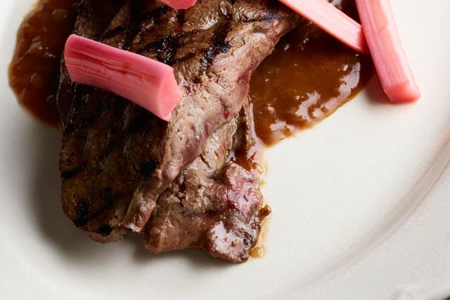 Grilled ox liver with rhubarb