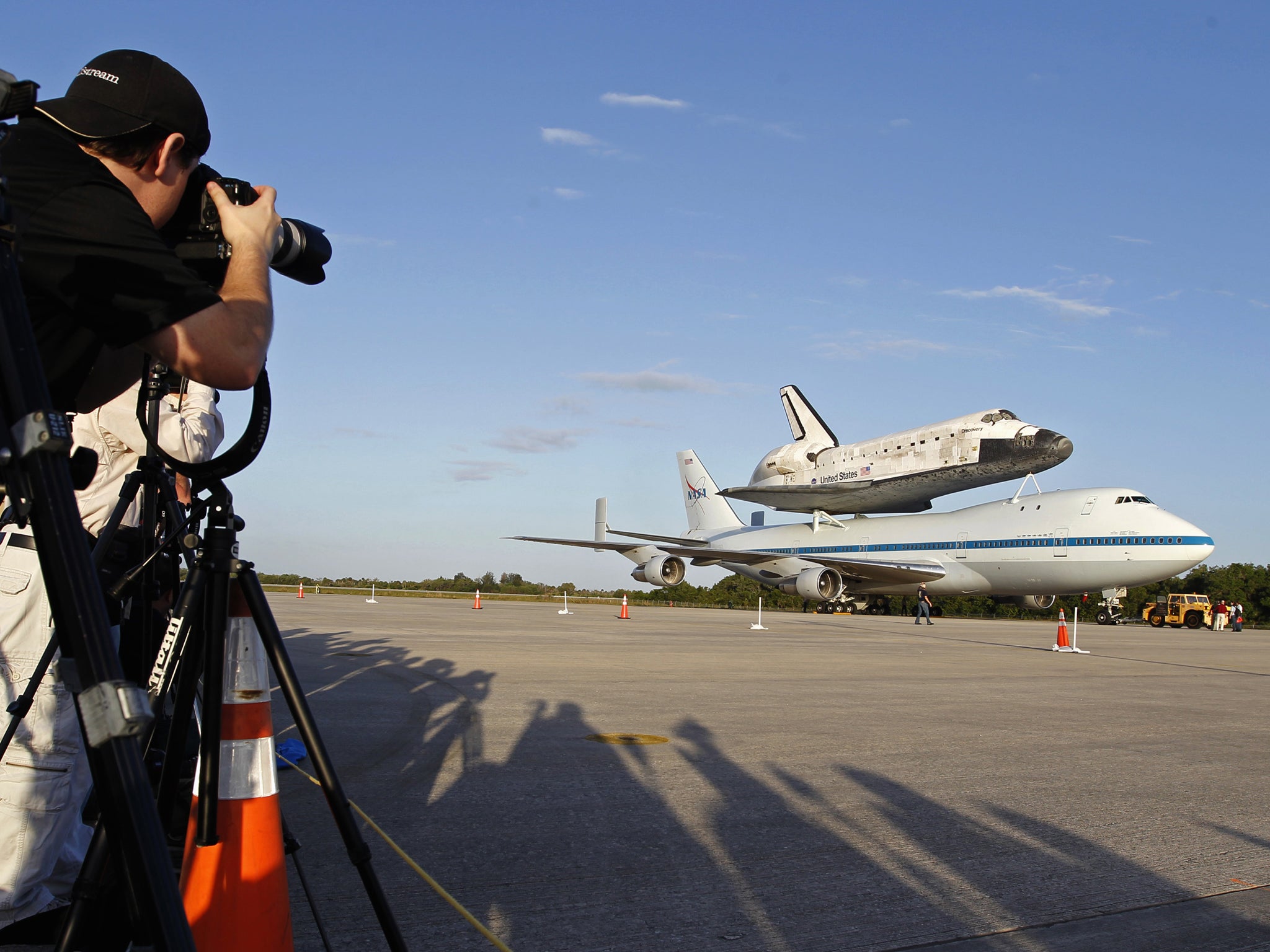 Press take photos of the Space Shuttle at the Smithsonian