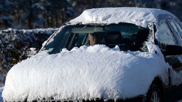 UK weather: Forecasters warn of 'thundersnow' storms as flights ...