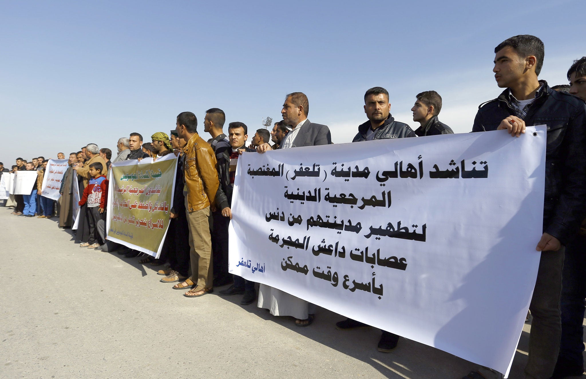 Displaced Iraqis from Mosul and Tal Afar city gather to protest in the southern city of Najaf (Getty)