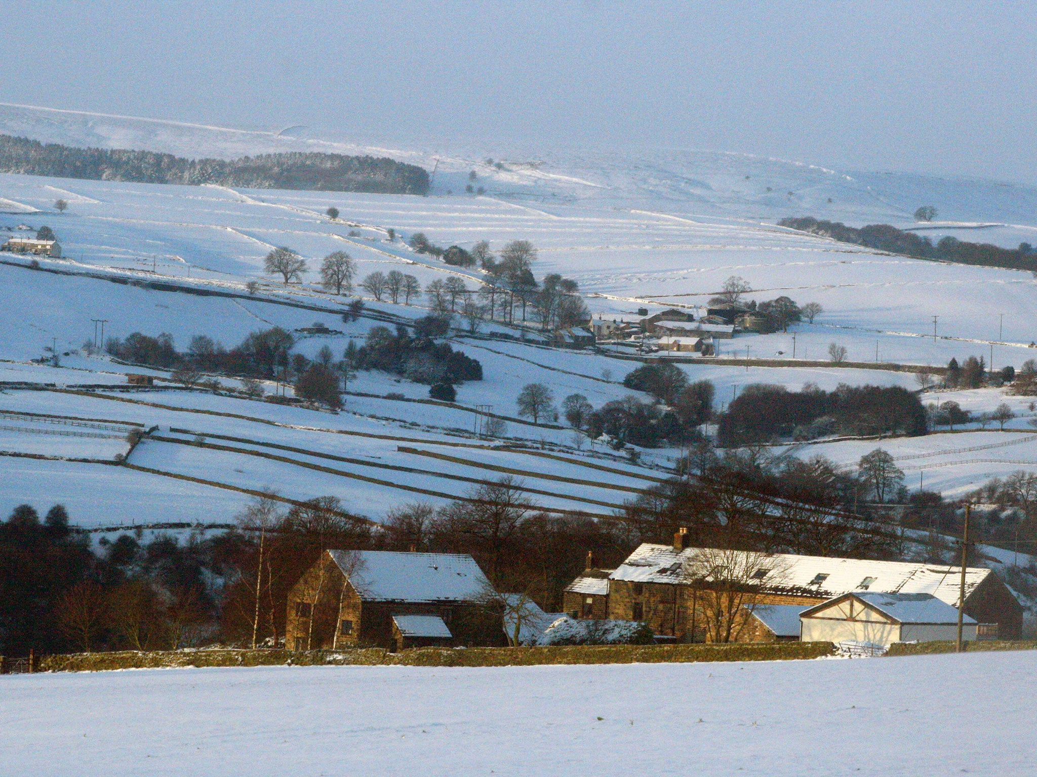 UK snow in pictures: Cold weather continues after 'thundersnow' causes ...